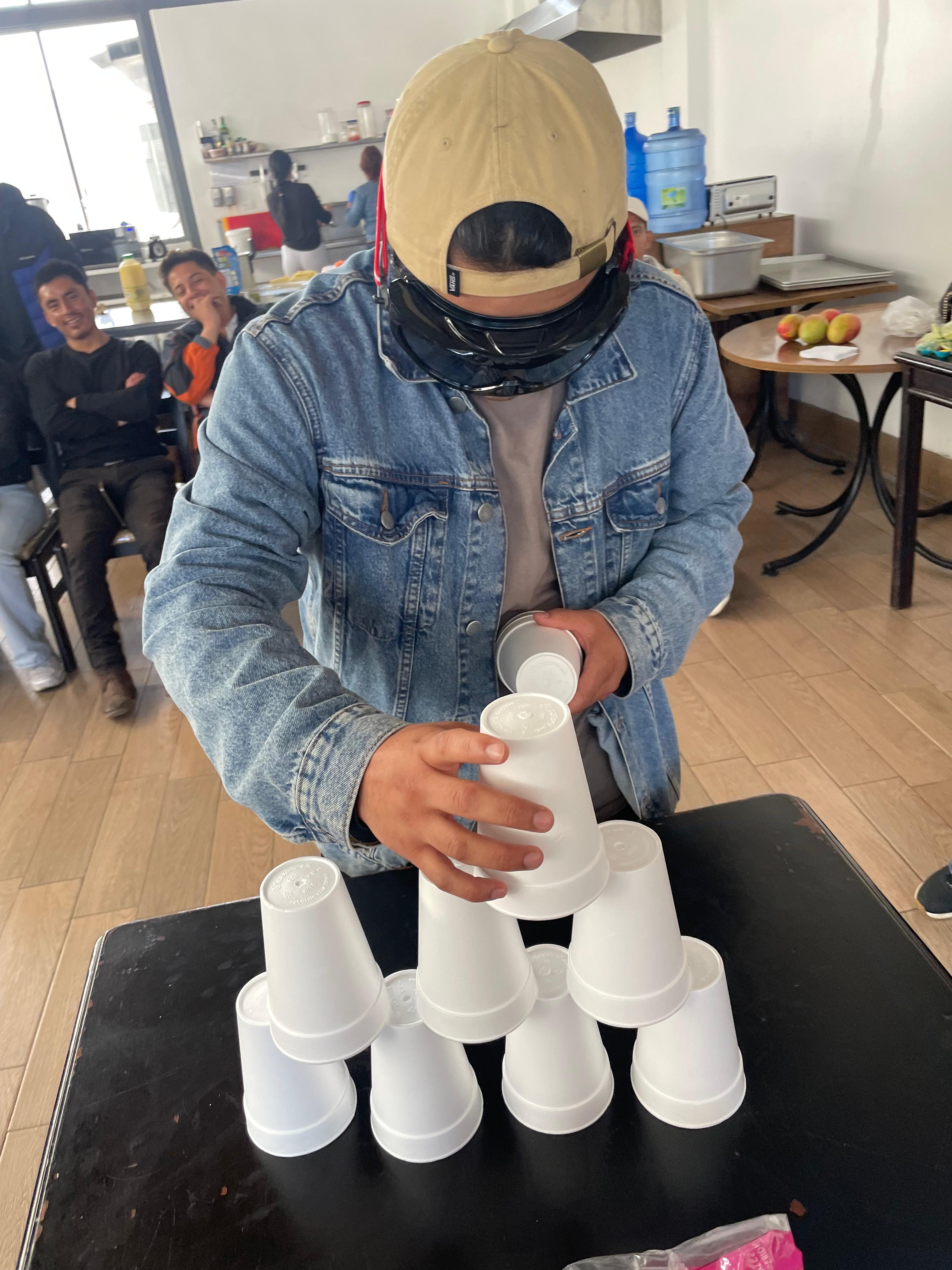 Actividad de equipo con vasos